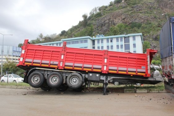 Giresun'da dev dalgalar caddeyi sular altında bıraktı