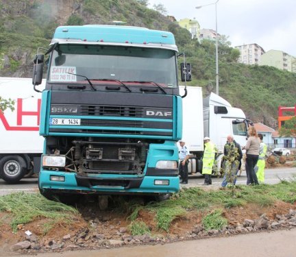 Giresun'da dev dalgalar caddeyi sular altında bıraktı