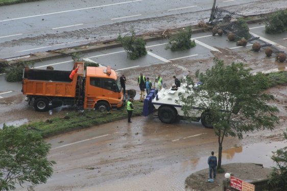 Giresun'da dev dalgalar caddeyi sular altında bıraktı
