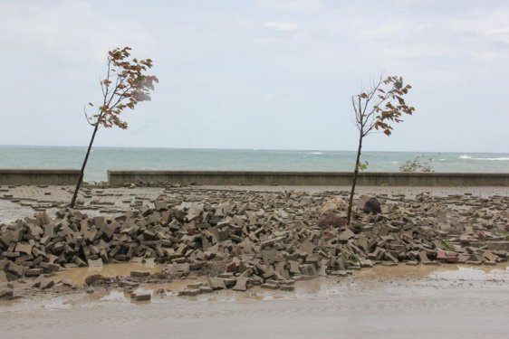 Giresun'da dev dalgalar caddeyi sular altında bıraktı