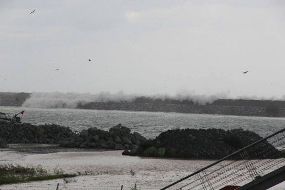 Giresun'da dev dalgalar caddeyi sular altında bıraktı