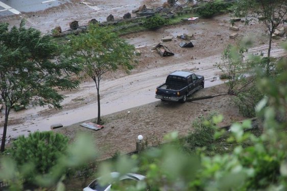 Giresun'da dev dalgalar caddeyi sular altında bıraktı