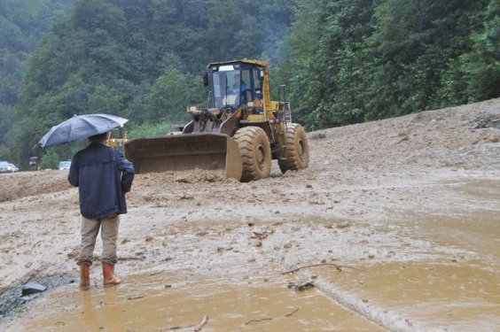 Giresun'da dev dalgalar caddeyi sular altında bıraktı