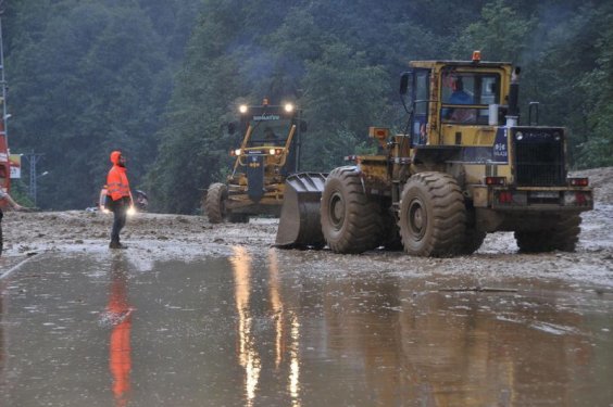 Giresun'da dev dalgalar caddeyi sular altında bıraktı