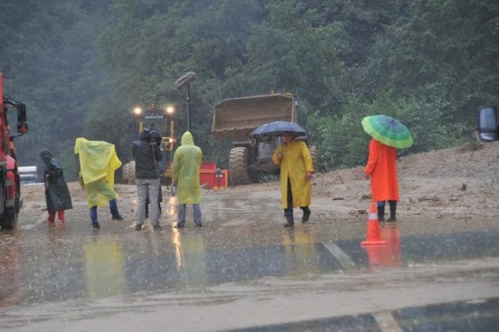 Giresun'da dev dalgalar caddeyi sular altında bıraktı