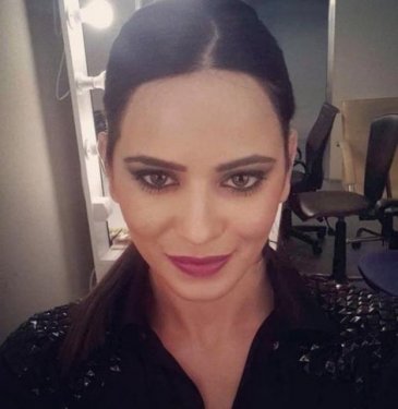 Gizem Güler güzelliği ile dikkat çekiyor 