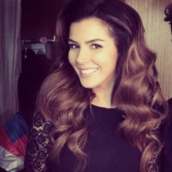 Hatice Şendil ve Burak Sağyaşar nişanlandı 