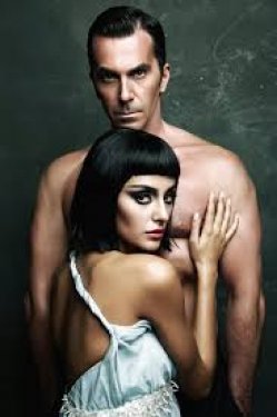 Hacı Sabancı'dan Özge Ulusoy'a Venedik sürprizi