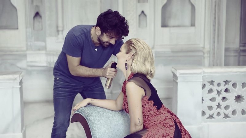 Hadise InStyle dergisinin Kasım sayısı için poz verdi 