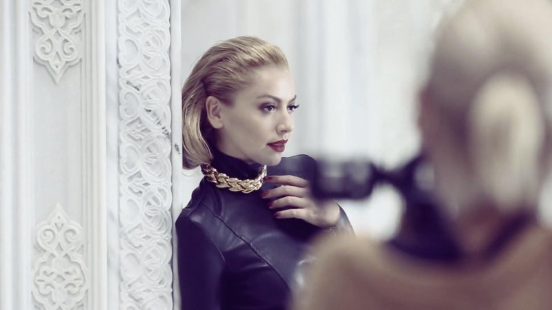 Hadise InStyle dergisinin Kasım sayısı için poz verdi 