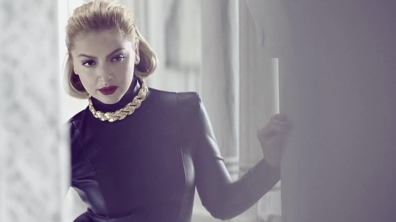 Hadise InStyle dergisinin Kasım sayısı için poz verdi 