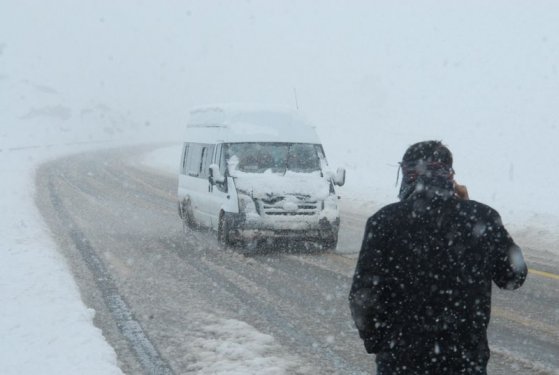 Hakkari'de kar yağışı yolları ulaşıma kapadı