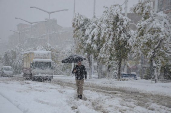 Hakkari'de kar yağışı yolları ulaşıma kapadı