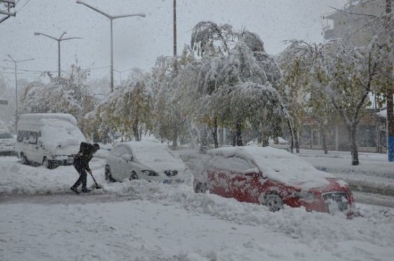 Hakkari'de kar yağışı yolları ulaşıma kapadı