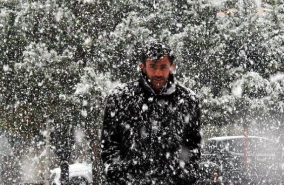 Hakkari'de kar yağışı yolları ulaşıma kapadı
