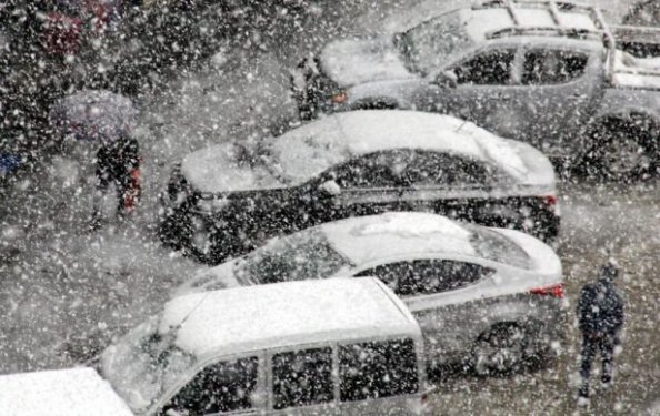 Hakkari'de kar yağışı yolları ulaşıma kapadı