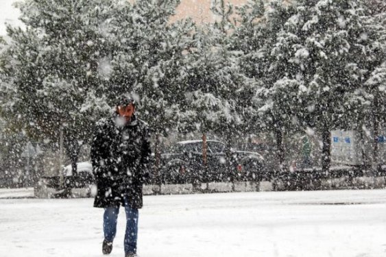 Hakkari'de kar yağışı yolları ulaşıma kapadı