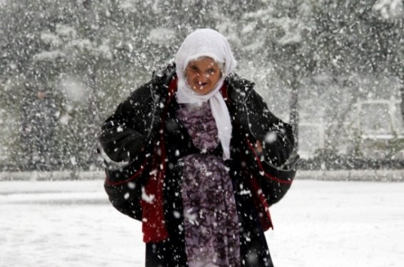 Hakkari'de kar yağışı yolları ulaşıma kapadı