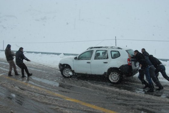 Hakkari'de kar yağışı yolları ulaşıma kapadı