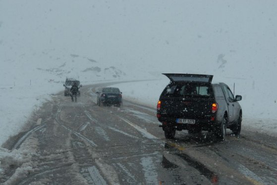 Hakkari'de kar yağışı yolları ulaşıma kapadı