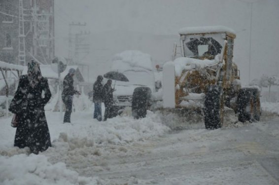 Hakkari'de kar yağışı yolları ulaşıma kapadı