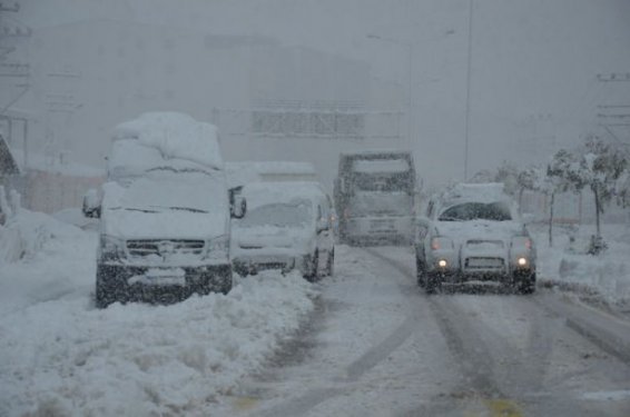 Hakkari'de kar yağışı yolları ulaşıma kapadı