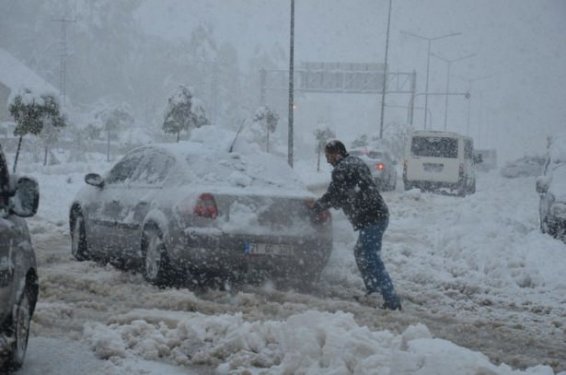 Hakkari'de kar yağışı yolları ulaşıma kapadı
