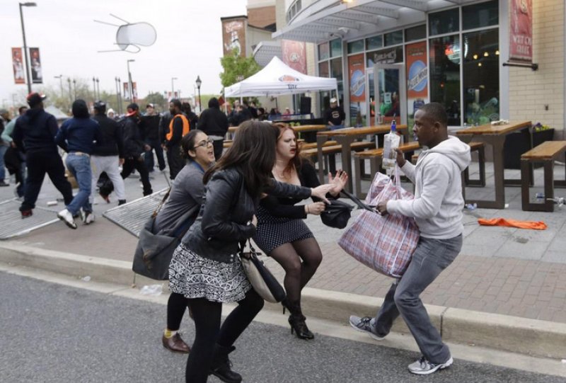 Baltimore'da marketler yağmalandı