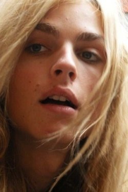 Kadın görünümlü erkek model Andrej Pejic podyuma çıktı