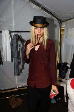 Kadın görünümlü erkek model Andrej Pejic podyuma çıktı