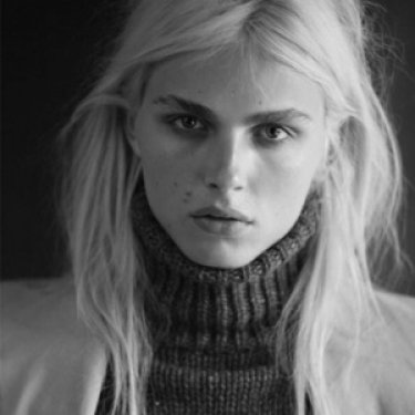 Kadın görünümlü erkek model Andrej Pejic podyuma çıktı