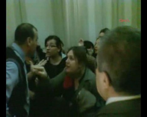 Kadın protestoculara görevlilerden sert müdahale