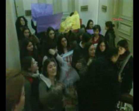 Kadın protestoculara görevlilerden sert müdahale