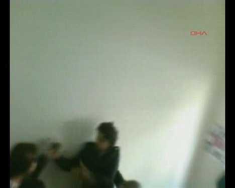 Kadın protestoculara görevlilerden sert müdahale