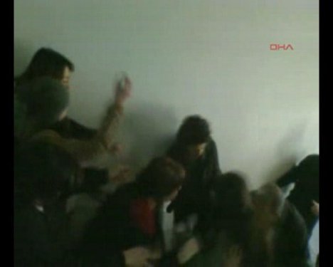 Kadın protestoculara görevlilerden sert müdahale