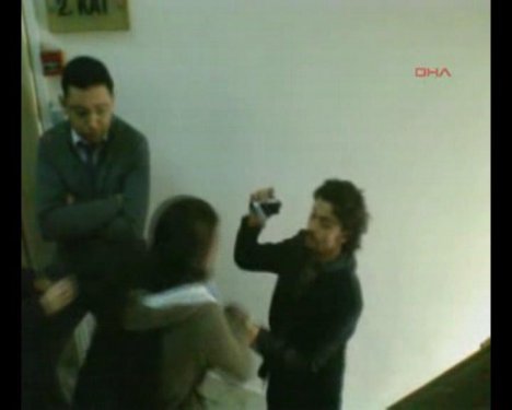 Kadın protestoculara görevlilerden sert müdahale