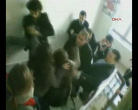 Kadın protestoculara görevlilerden sert müdahale