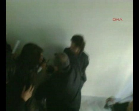 Kadın protestoculara görevlilerden sert müdahale