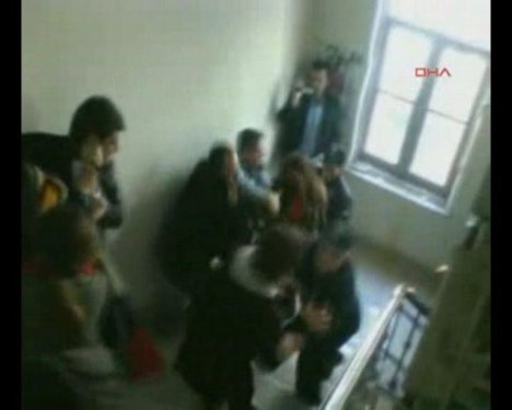 Kadın protestoculara görevlilerden sert müdahale