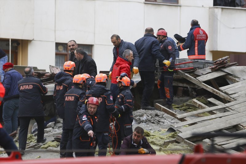 Kartal'da patlama sonrası 8 katlı bina çöktü
