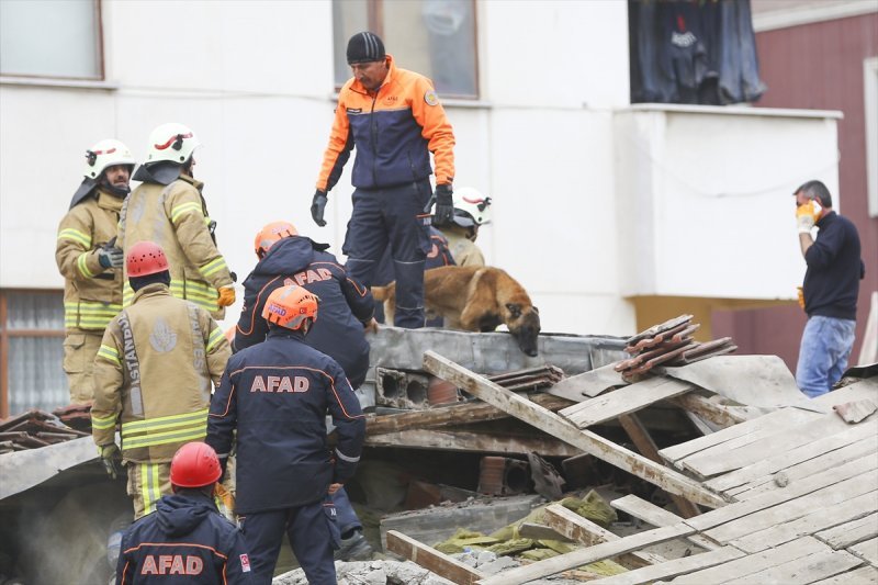 Kartal'da patlama sonrası 8 katlı bina çöktü