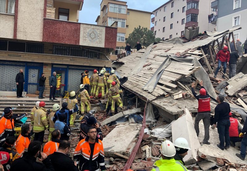 Kartal'da patlama sonrası 8 katlı bina çöktü