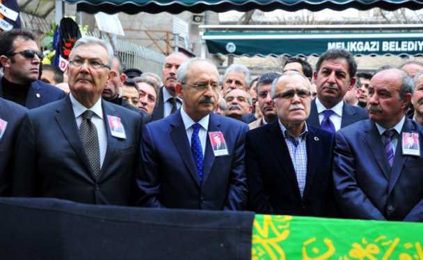 Kılıçdaroğlu ve Baykal cenaze töreninde buluştu