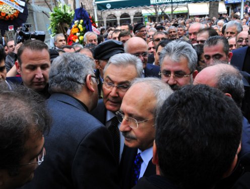 Kılıçdaroğlu ve Baykal cenaze töreninde buluştu