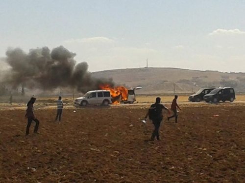 Kobani'ye gitmek isteyen grup askerle çatıştı