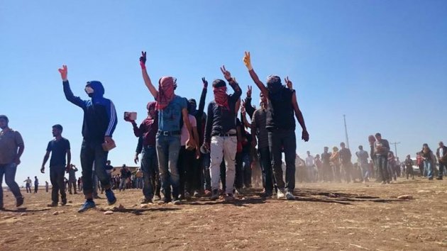 Kobani'ye gitmek isteyen grup askerle çatıştı