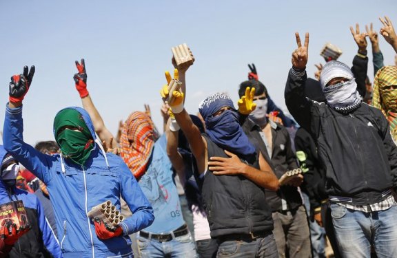 Kobani'ye gitmek isteyen grup askerle çatıştı