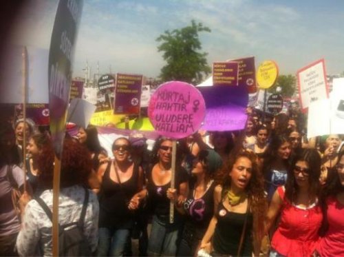 Kadınlardan Kadıköy'de kürtaj protestosu