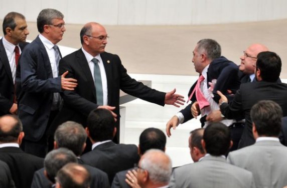 Meclis'te Kamer Genç kavgası çıktı