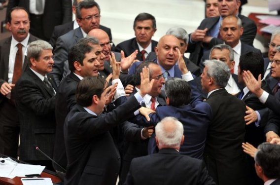 Meclis'te Kamer Genç kavgası çıktı